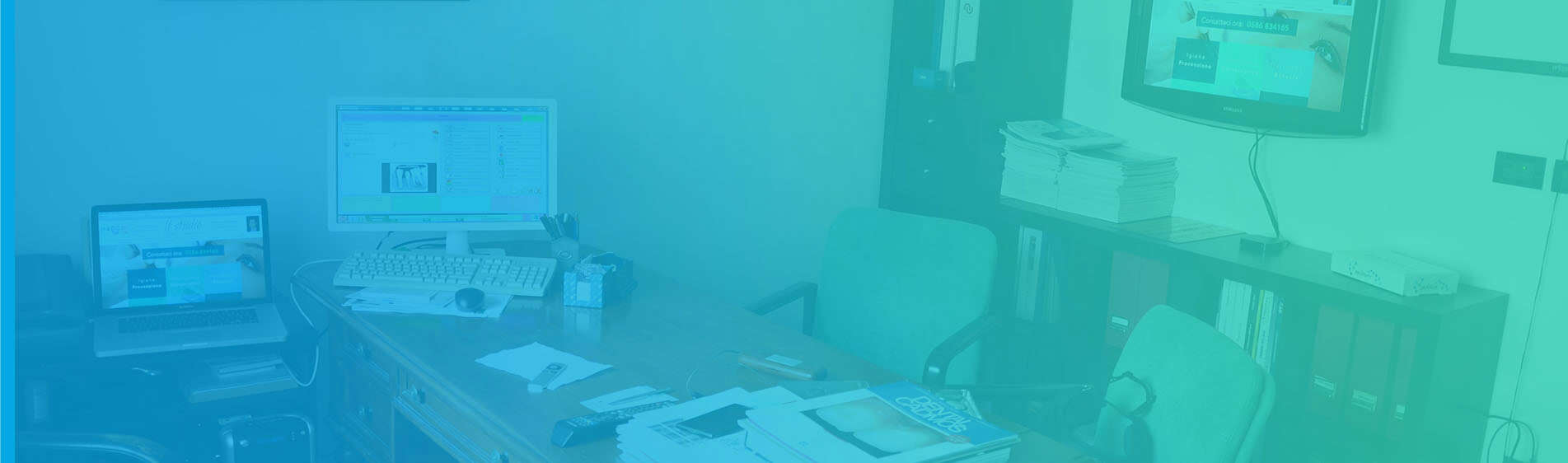 Ambiente di studio dentistico con computer e attrezzature moderne a Livorno.