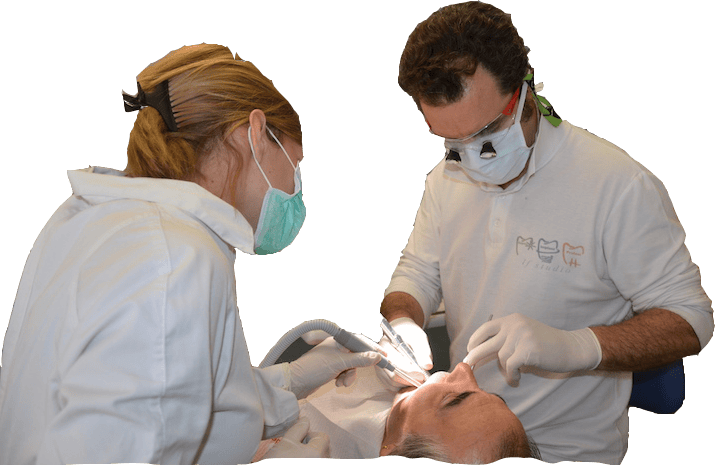 studio falduto odontoiatria specialistica Dentisti al lavoro su paziente durante intervento odontoiatrico a Livorno.